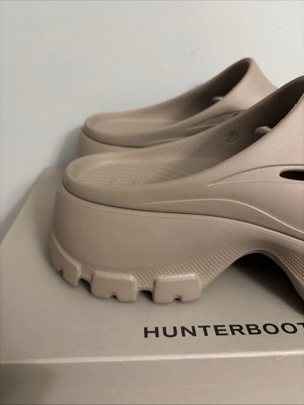 HUNTER Women’s New! Bryce beige clogs size 9 - Picture 5 of 8
